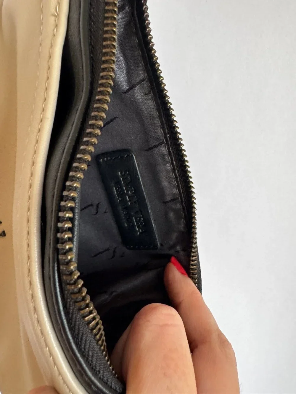 Vera Wang black logo